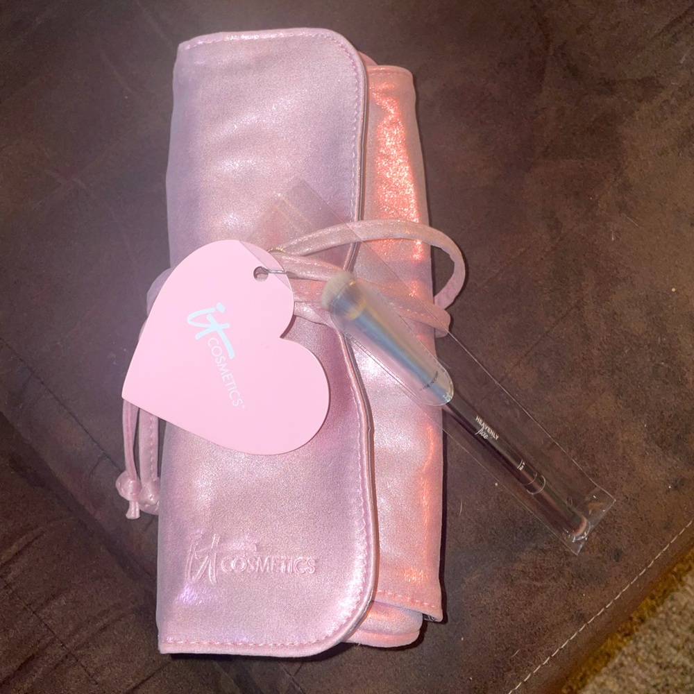 ✨IT Heavenly Luxe Eye-shadow Brush and Brush Roll